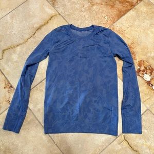 Like new Light blue pattern long sleeve yoga top